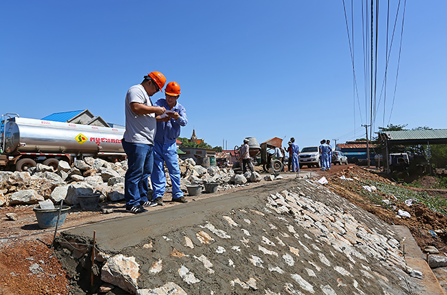 柬埔寨5号公路扩建工程施工进展情况